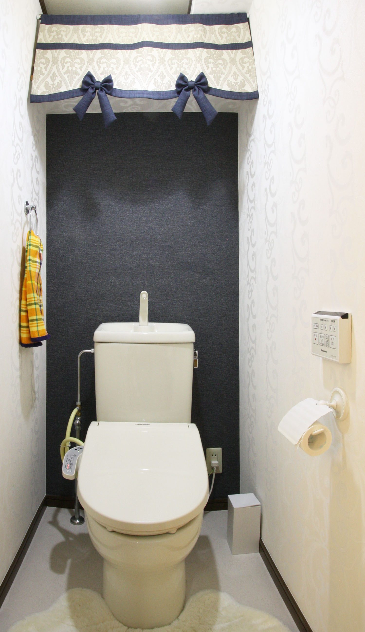 トイレについている上の棚をかわいく目隠しするカフェカーテン インテリアコーディネーター三宅利佳のブログ