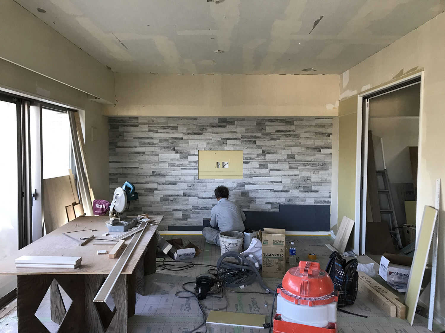 グレーのタイルの壁と グレーの壁紙の壁 工事進行中 インテリアコーディネーター三宅利佳のブログ
